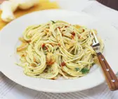 Pasta mit Knoblauch, Öl und Peperoncini