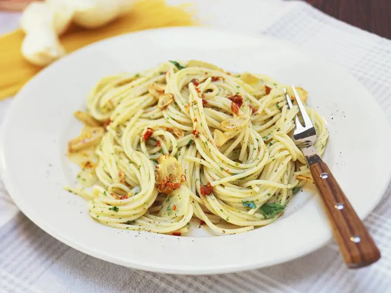 Pasta mit Knoblauch, Öl und Peperoncini