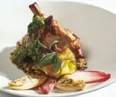 Lammhaxe mit grünem Pesto, Salbei und verschiedenem Gemüse