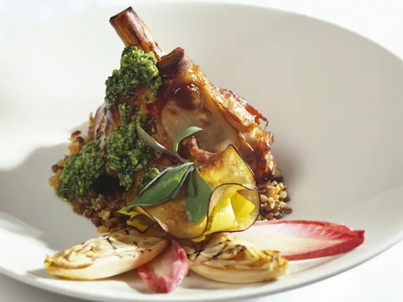 Lammhaxe mit grünem Pesto, Salbei und verschiedenem Gemüse