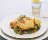 Fischfilet mit Panade dazu junges Gemüse
