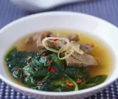 Suppe mit Rindfleisch und Spinat auf vietnamesische Art