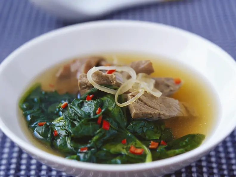 Suppe mit Rindfleisch und Spinat auf vietnamesische Art