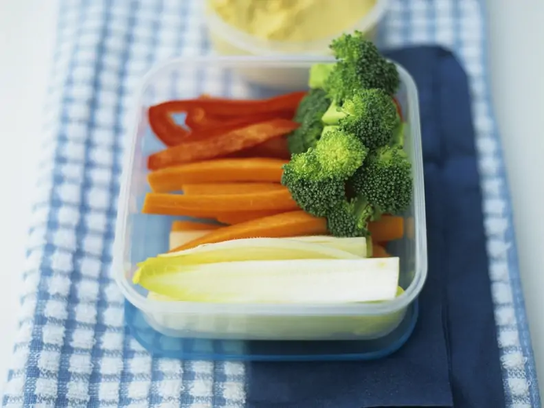 Gemüsesticks mit Kichererbsendip