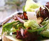 Herbstsalat mit Käse und Pilzen