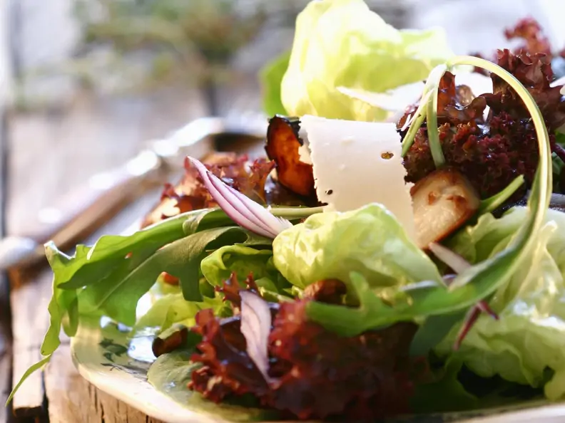 Herbstsalat mit Käse und Pilzen