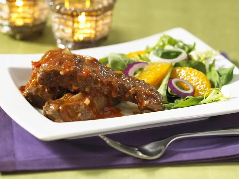 Pikante Rippchen mit grünem Salat