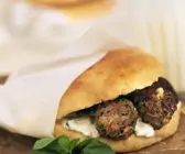 Pita mit Füllung aus Lammfleischbällchen