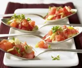 Löffelhäppchen mit Lachs und Gemüse