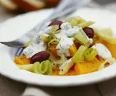 Kürbis-Lauch-Salat mit Joghurtdressing