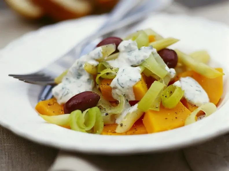 Kürbis-Lauch-Salat mit Joghurtdressing