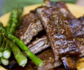 Spareribs mit grünem Spargel