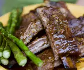 Spareribs mit grünem Spargel