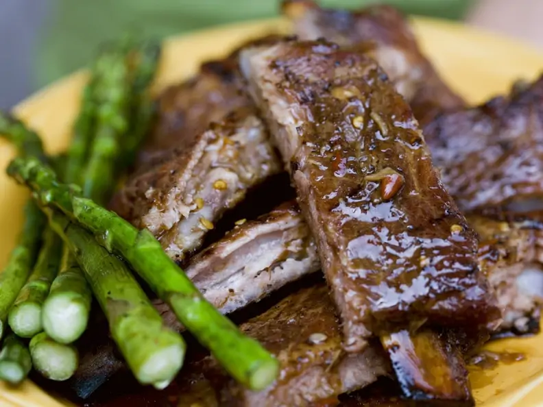 Spareribs mit grünem Spargel