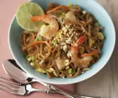 Reisnudelpfanne mit Garnelen und Hähnchen auf Thai-Art