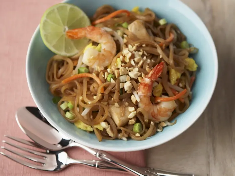 Reisnudelpfanne mit Garnelen und Hähnchen auf Thai-Art