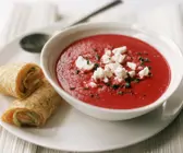 Rote-Bete-Suppe mit Ziegenkäse und Pfannkuchen
