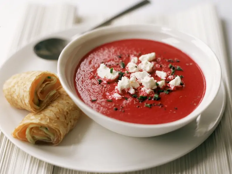 Rote-Bete-Suppe mit Ziegenkäse und Pfannkuchen