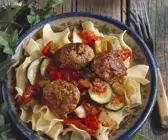 Nudeln mit Putenbällchen und Zucchini-Tomaten-Sugo