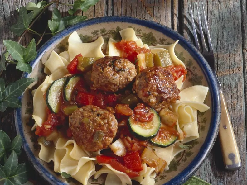 Nudeln mit Putenbällchen und Zucchini-Tomaten-Sugo