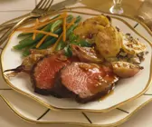 Rindbraten mit Kartoffelauflauf und grünen Bohnen