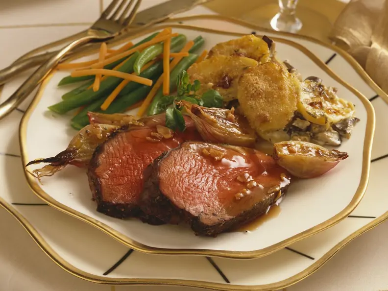 Rindbraten mit Kartoffelauflauf und grünen Bohnen