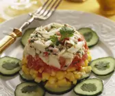Tomaten-Mais-Kuppel mit Gurkenscheiben