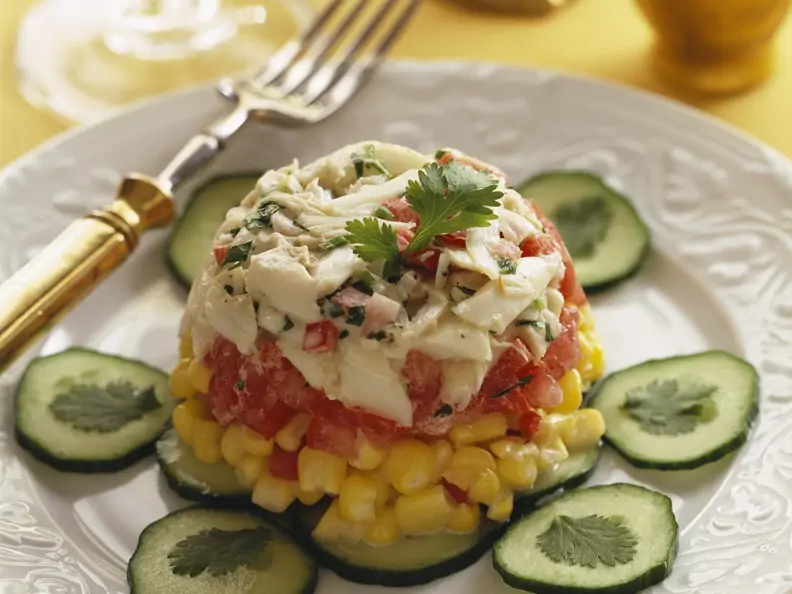 Tomaten-Mais-Kuppel mit Gurkenscheiben