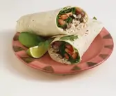 Vegi-Wrap mit Reis, Bohnen, Salat und Tomaten