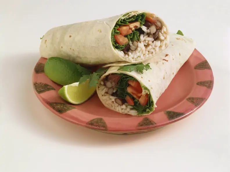 Vegi-Wrap mit Reis, Bohnen, Salat und Tomaten