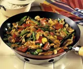 Hähnchen mit Gemüse und Cashewkernen im Wok