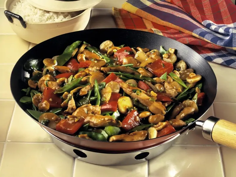 Hähnchen mit Gemüse und Cashewkernen im Wok