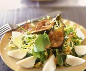 Gemischter Salat mit Feigen und Mozzarella