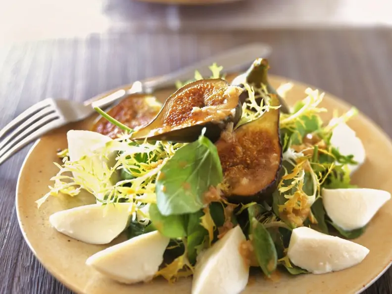 Gemischter Salat mit Feigen und Mozzarella