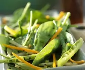 Salat aus Blattspinat, Erbsenschoten und Karotten