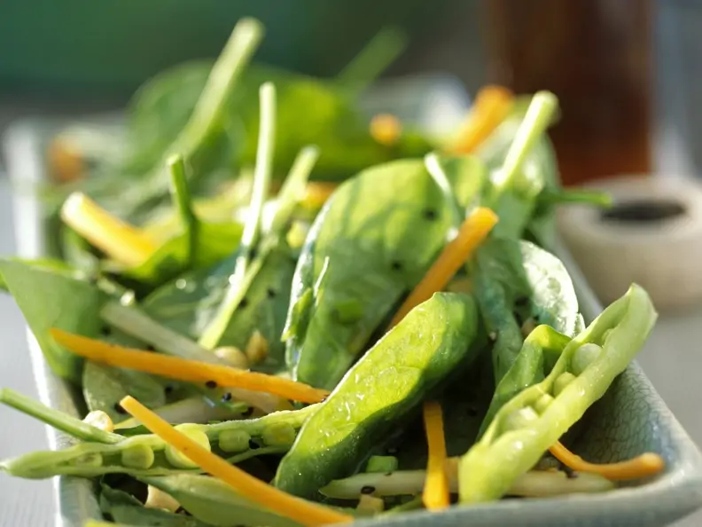 Salat aus Blattspinat, Erbsenschoten und Karotten