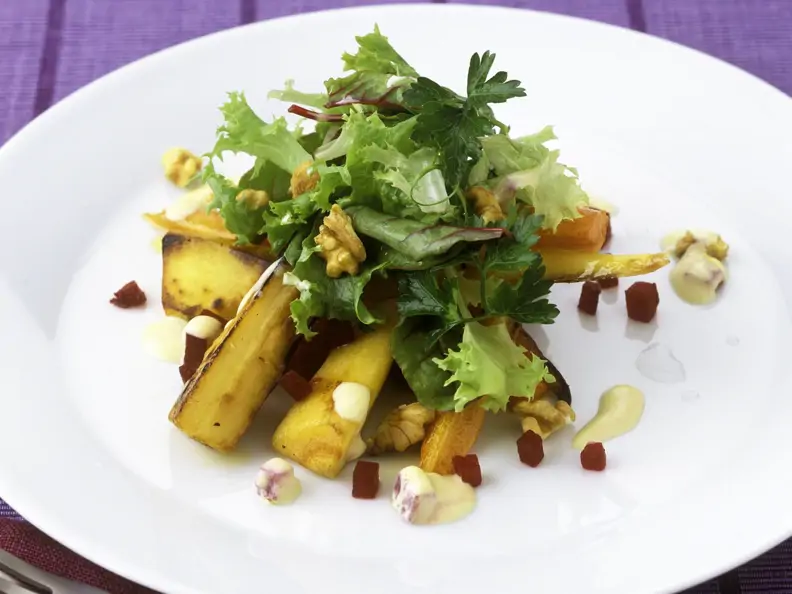 Gebratene Pastinaken mit Endivien-Rote-Bete-Salat