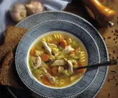 Nudelsuppe mit Gemüse und Hähnchen