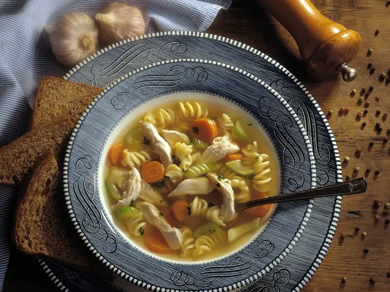 Nudelsuppe mit Gemüse und Hähnchen