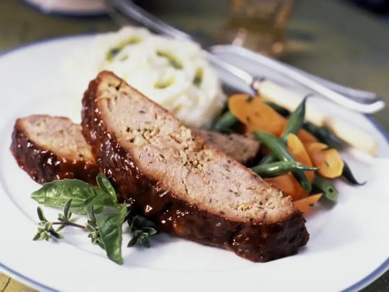 Hackbraten mit Gemüse und Püree
