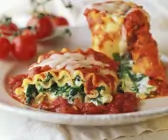 Lasagne mit Spinat und Tomatensoße