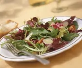 Sommersalat mit Pekannüssen und Parmesan
