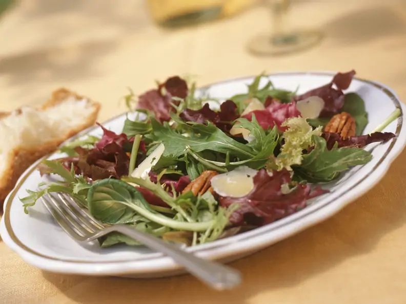 Sommersalat mit Pekannüssen und Parmesan