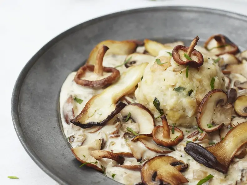 Semmelknödel mit Pilz-Rahm-Soße