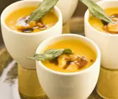 Kürbiscremesuppe mit frittierten Salbeiblättern und Gemüseeinlage