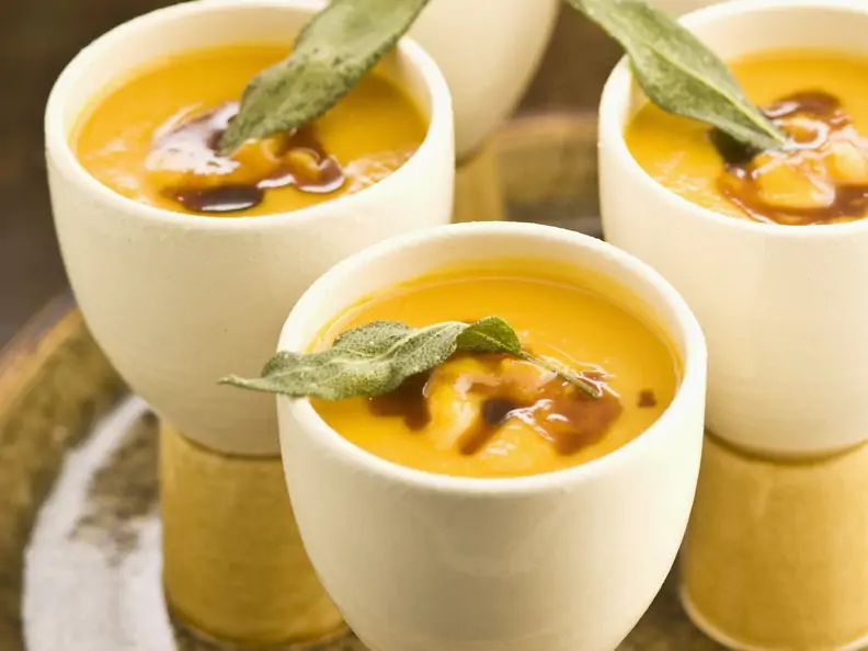 Kürbiscremesuppe mit frittierten Salbeiblättern und Gemüseeinlage