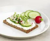 Fitnessbrot mit Frischkäse und Gemüse