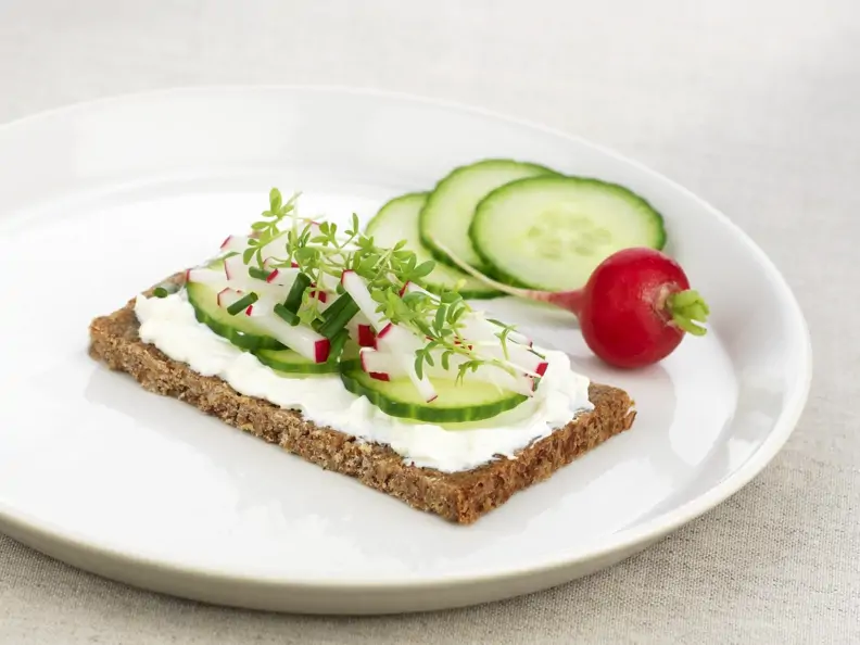 Fitnessbrot mit Frischkäse und Gemüse