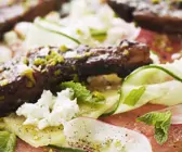 Gebratene Rippchen mit Melonen-Gurken-Carpaccio