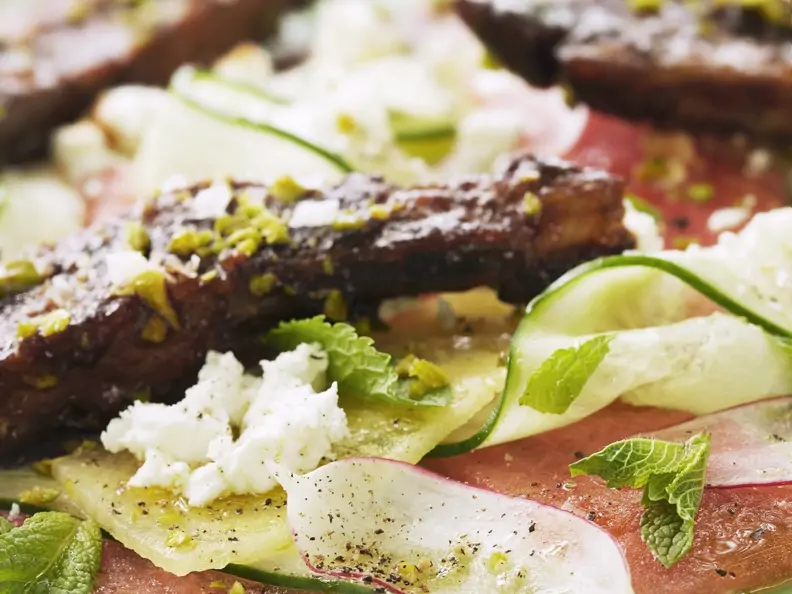 Gebratene Rippchen mit Melonen-Gurken-Carpaccio